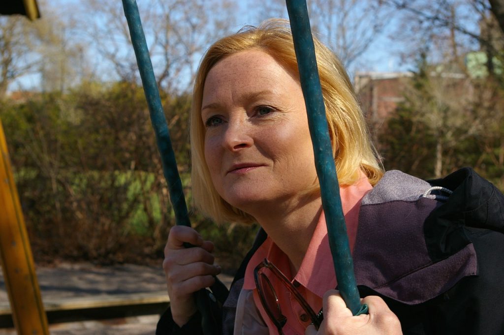 woman, middle-aged, swing